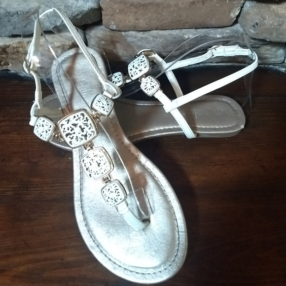 Palms Thong Ankle Strap Sandles - Picture 2 of 8